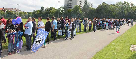 Anstehen für Autogramme der aktuellen Spieler des TSV 1860 München am Fantag... eine wahre Fan-Meile... (©Foto: Martin Schmitz)